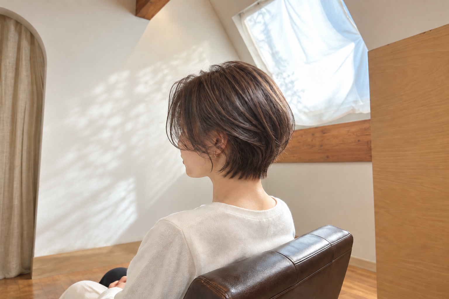 代官山の美容室ikoruの透明感あるグレージュカラーとショートヘア